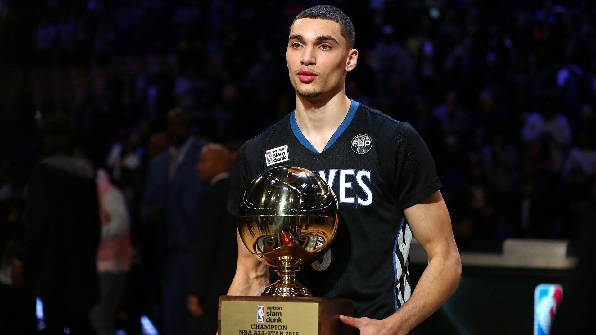 F1街道赛之夜，当福克斯化身暗影刺客，完美诠释赛道暴力美学